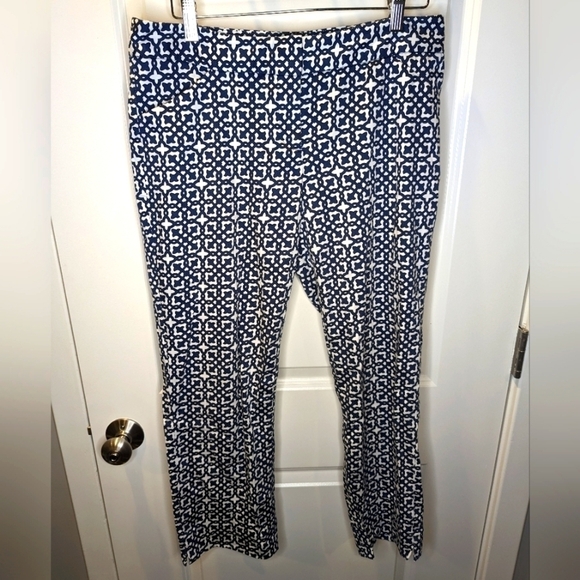 𝅺LAUNDRY by Shelli Segal Blue and White Pattern Cropped Pants size 8 - Picture 2 of 4
